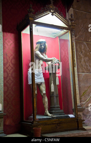 Cuba, La Havane. Église de La Merced, la sculpture de Jésus avec couronne d'épines. Banque D'Images