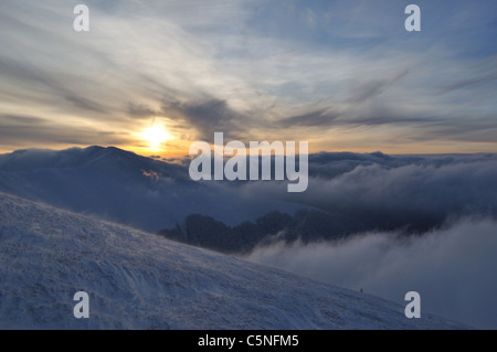 Coucher de soleil dans les montagnes d'hiver nuageux. Soir sur Borzhava ridge. Les montagnes des Carpates. L'Ukraine. Zakarpatska oblast. Banque D'Images