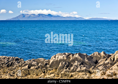 L'île de Rum vue de la plage à proximité de Traigh Portnaluchaig;Arisaig;Ecosse Banque D'Images