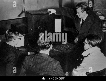 L'inventeur de la télévision John Logie Baird dans une démonstration publique de son appareil, 1925 Banque D'Images