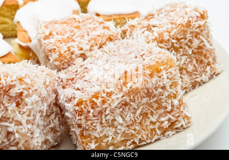 Les Madeleines traditionnelles enduites de confiture et recouvert de paillettes de noix de coco. Banque D'Images