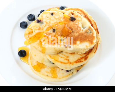 Une pile de crêpes aux bleuets de style américain surmonté d'érable et servi avec un éparpillement des baies Banque D'Images