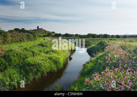 Ton fleuve rejoindre la rivière Parrett avec Burrow Mump dans la distance. Le Somerset. L'Angleterre. UK. Banque D'Images