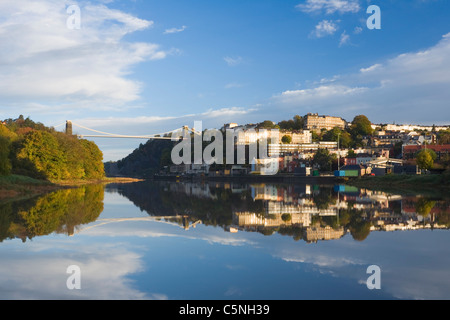 Pont suspendu de Clifton et de condensats chauds reflète dans la rivière Avon. Bristol. L'Angleterre. UK. Banque D'Images