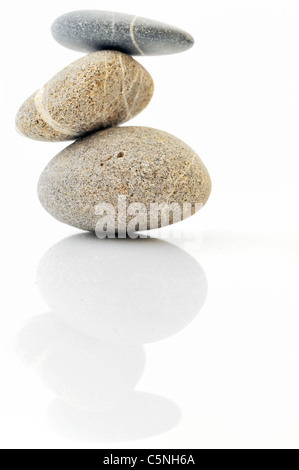 Pyramide de pierres sur blanc. Banque D'Images