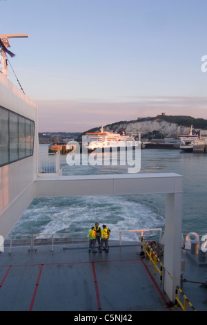 Channel ferry quitte Dover à l'aube Banque D'Images