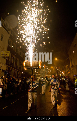 Le Bonfire Night Parade annuelle tenue à Lewes, East Sussex. Le festival célèbre 17 martyrs protestants tués dans les années 1500 Banque D'Images