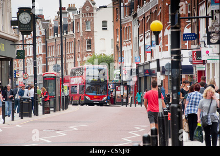 Saint John's Road dans le sud-ouest de Londres. Partie d'une zone commerciale à proximité de la gare de Clapham Junction. Banque D'Images