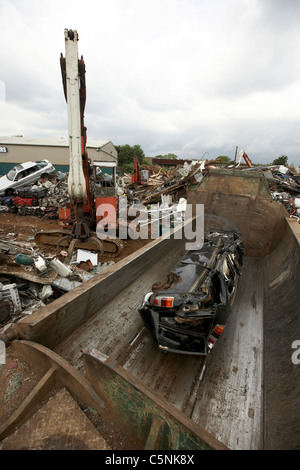 Voiture ferraille broyée dans un metal crusher prêt pour le recyclage dans un parc à ferrailles, uk Banque D'Images