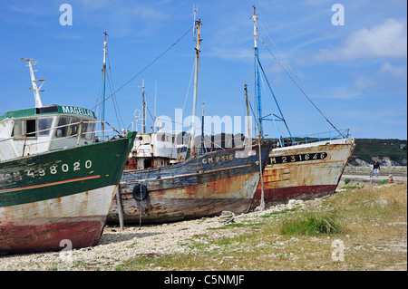 Les épaves de bateaux de pêche petit chalutier dans le port de Camaret-sur-Mer, Finistère, Bretagne, France Banque D'Images