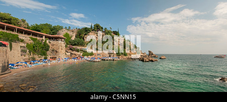 Antalya Turquie Vieille Ville Ville plage mer rivage près de Vieux Port Banque D'Images