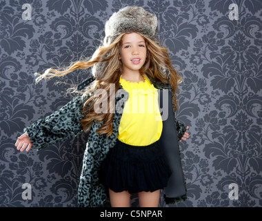 Les enfants fashion girl avec manteau de fourrure d'hiver leopard et chapeau rétro arrière Banque D'Images