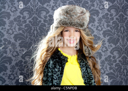 Les enfants fashion girl avec manteau de fourrure d'hiver leopard et chapeau rétro arrière Banque D'Images