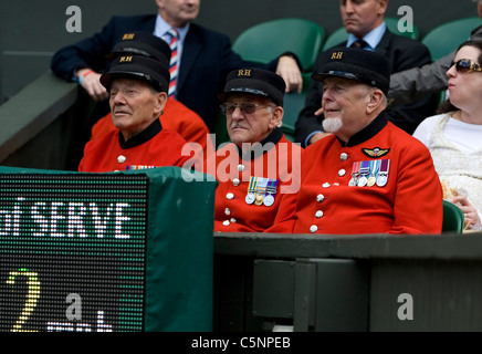 Chelsea retraités watch sur le court central lors de la Tennis de Wimbledon 2011 Banque D'Images