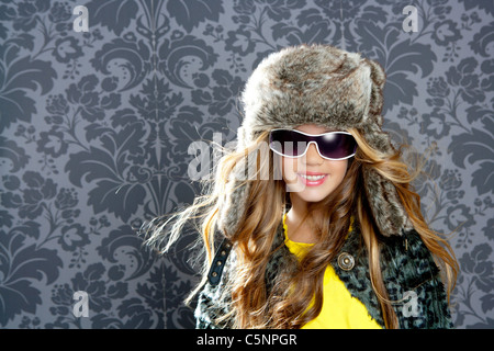 Enfance mode fille blonde avec de la fourrure manteau d'hiver Sunglasses and hat Banque D'Images