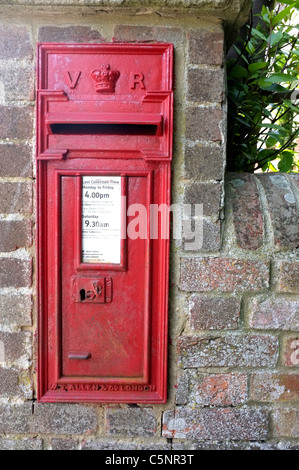 Montage mural victorien post box, avec grande ouverture, modification dans le vieux mur de briques en ruine. Banque D'Images