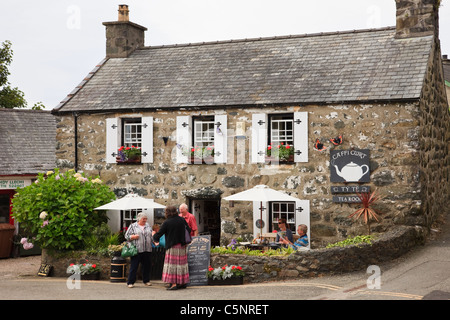 Salons de thé dans un ancien cottage traditionnel en pierre avec des personnes assises à l'extérieur. Criccieth, péninsule de Lleyn, Gwynedd, pays de Galles du Nord, Royaume-Uni. Banque D'Images