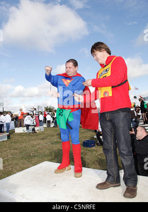 Deux hommes, l'un habillé en Superman, jouer conkers lors du Championnat de Conker tenue à Castel Guelfo di Bologna, Northamptonshire Banque D'Images