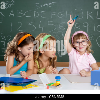 Étudiant ennuyeux avec des enfants girl raising hand collés à l'école de classe Banque D'Images