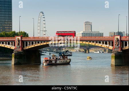 Vauxhall Bridge enjambant la Tamise à Londres, Angleterre, Royaume-Uni. Montrant le London Eye, un bus de Londres et différents bateaux. Banque D'Images