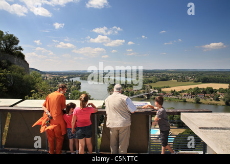 Les grands-parents et les enfants donnent sur la Seine à Les Andelys, Normandie, France Banque D'Images