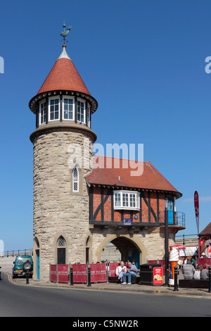 HM Coastguard Scarborough bâtiment contre le ciel bleu Banque D'Images