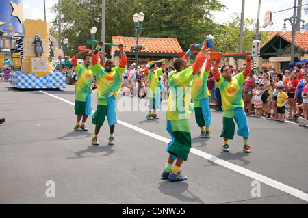 Les parcs de Walt Disney World Resort à rebours de Pixar parade fun à Hollywood studios Orlando en Floride Banque D'Images