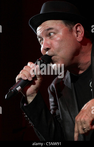 Ruben Blades, chanteur et auteur-compositeur de salsa légendaire du Panama à jouer à un concert. Banque D'Images