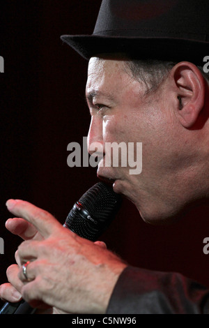 Ruben Blades, chanteur et auteur-compositeur de salsa légendaire du Panama à jouer à un concert. Banque D'Images