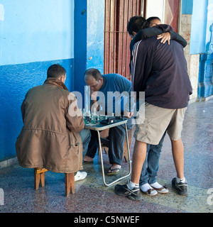 Cuba, La Havane. Jouant aux échecs. Banque D'Images