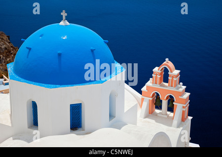 Dôme de l'église bleue et blanche et clocher à Oia, Santorin, les Cyclades Grèce Banque D'Images