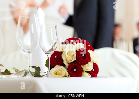 Table de mariage lors d'une fête de mariage décoré de bridal bouquet Banque D'Images