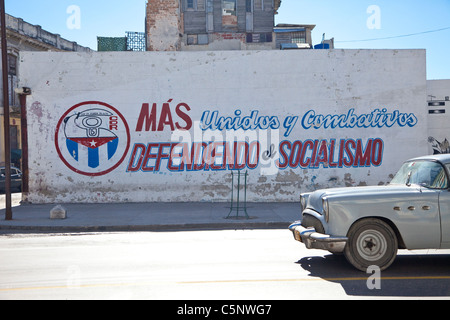 Cuba, La Havane. Slogan politique : plus unis et combatifs, défendre le socialisme." Buick 1954. Banque D'Images