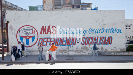 Cuba, La Havane. Slogan politique : "plus d'United et combatif, défendre le socialisme." Banque D'Images