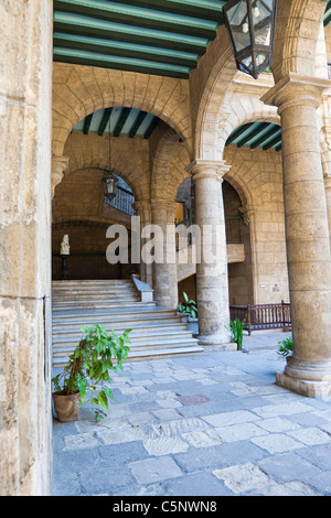 Cuba, La Havane. Le Palacio de los Capitanes Generales, maintenant le Musée de la ville. Musée de la ville. Escalier intérieur. Banque D'Images