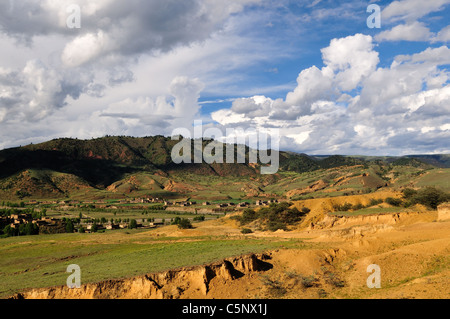 Maisons tibétaines dispersés dans l'ouest des Highlands. Au Sichuan, en Chine. Banque D'Images