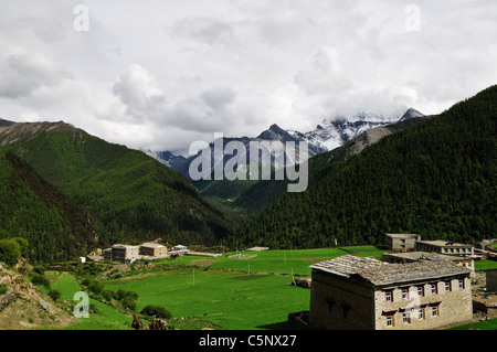 Yading Village. Daocheng Yading Nature Reserve, Sichuan, Chine. Banque D'Images