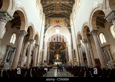 Intérieur de la cathédrale de Messine (Sicile) avec des sols en mosaïque, arches, colonnes, et beau plafond peint. Banque D'Images