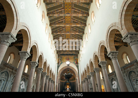 Intérieur de la cathédrale de Messine (Sicile) avec des sols en mosaïque, arches, colonnes, et beau plafond peint. Banque D'Images