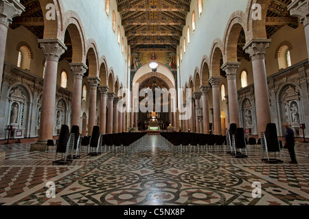 Intérieur de la cathédrale de Messine (Sicile) avec des sols en mosaïque, arches, colonnes, et beau plafond peint. Banque D'Images