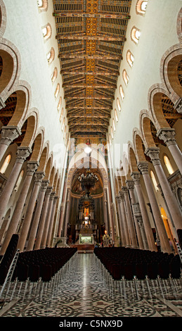 Intérieur de la cathédrale de Messine (Sicile) avec des sols en mosaïque, arches, colonnes, et beau plafond peint. Banque D'Images