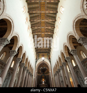 Intérieur de la cathédrale de Messine (Sicile) avec des sols en mosaïque, arches, colonnes, et beau plafond peint. Banque D'Images