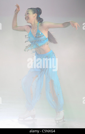 Mao Asada (JPN) d'effectuer pour l'organisme de bienfaisance de l'exposition de patinage artistique la glace pour les victimes du tremblement de terre. Banque D'Images