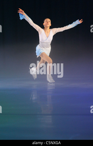 Mao Asada (JPN) d'effectuer pour l'organisme de bienfaisance de l'exposition de patinage artistique la glace pour les victimes du tremblement de terre. Banque D'Images