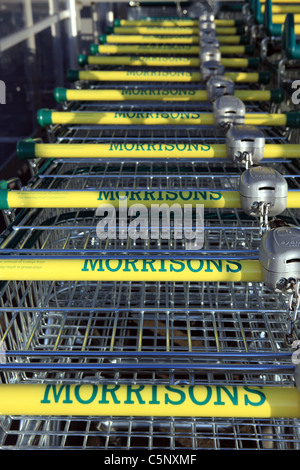 Chariots de supermarché Morrisons dans un chariot de la baie de stationnement Banque D'Images