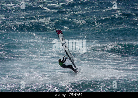 Windsurfer sur beaucoup de vent journée à Pozo Izquierdo sur Gran Canaria Banque D'Images