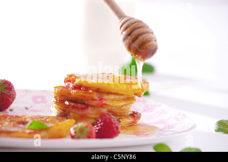 Crêpes aux fraises et au miel Banque D'Images