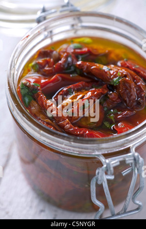 Tomates séchées dans un bocal avec de l'huile d'olive Banque D'Images