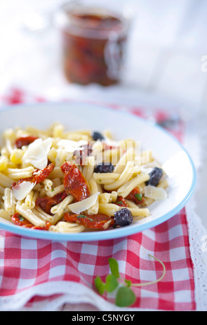 Les pâtes aux tomates séchées, olives et parmesan Banque D'Images