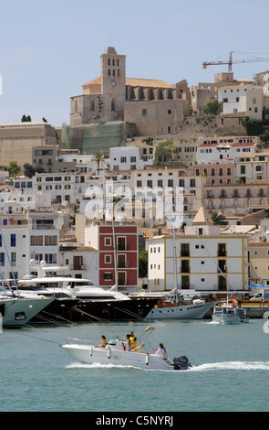 Eivissa, Ibiza Island port surplombé par la vieille ville et cathédrale Banque D'Images
